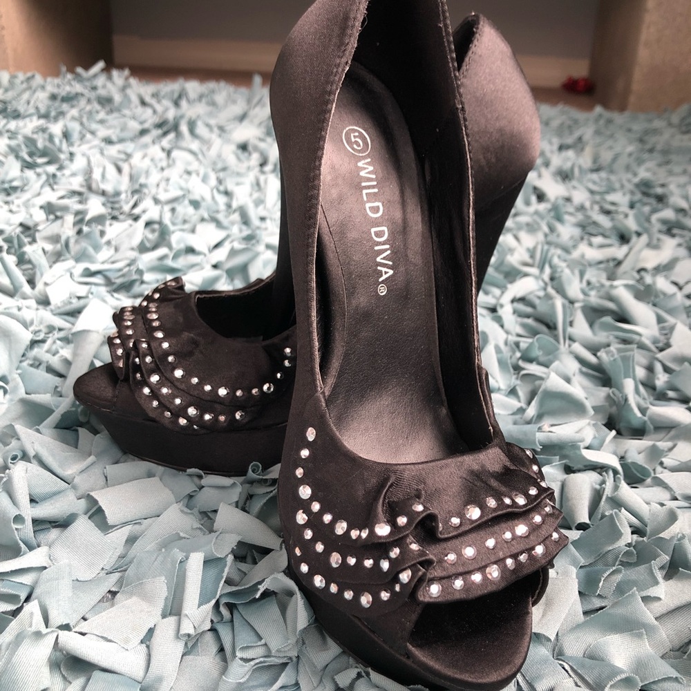 NWOT Wild Diva Heels, size 5